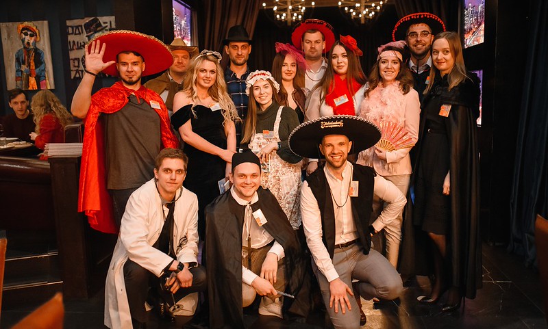 Корпоратив на Новый год в Гродно — празднично украшенный банкетный зал